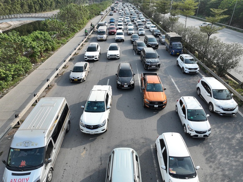 CSGT căng m&igrave;nh điều tiết giao th&ocirc;ng chiều về Thủ đ&ocirc; sau kỳ nghỉ Tết- Ảnh 1.