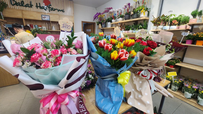 Hoa v&agrave; qu&agrave; lễ t&igrave;nh nh&acirc;n 14/2 chờ người mua- Ảnh 7.