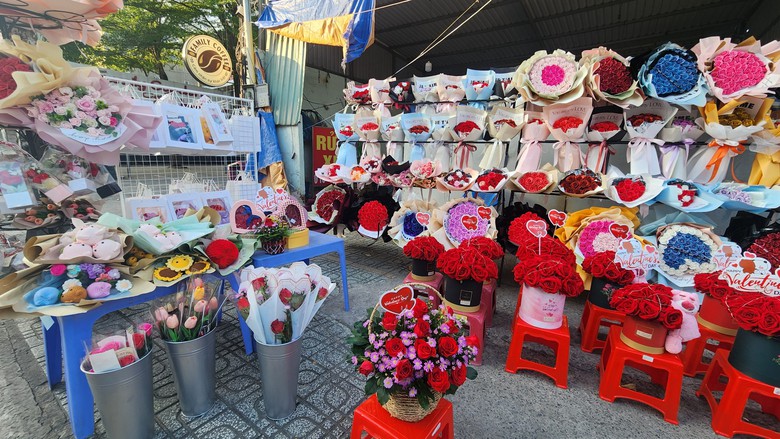 Hoa v&agrave; qu&agrave; lễ t&igrave;nh nh&acirc;n 14/2 chờ người mua- Ảnh 9.