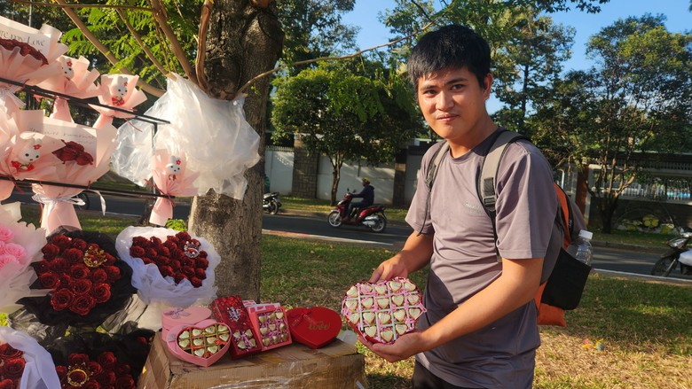 Hoa v&agrave; qu&agrave; lễ t&igrave;nh nh&acirc;n 14/2 chờ người mua- Ảnh 4.