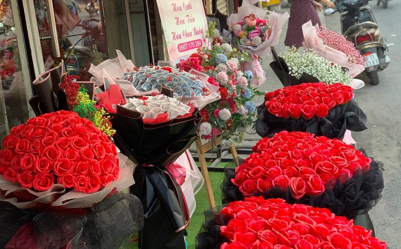 Hoa v&agrave; qu&agrave; lễ t&igrave;nh nh&acirc;n 14/2 chờ người mua- Ảnh 10.