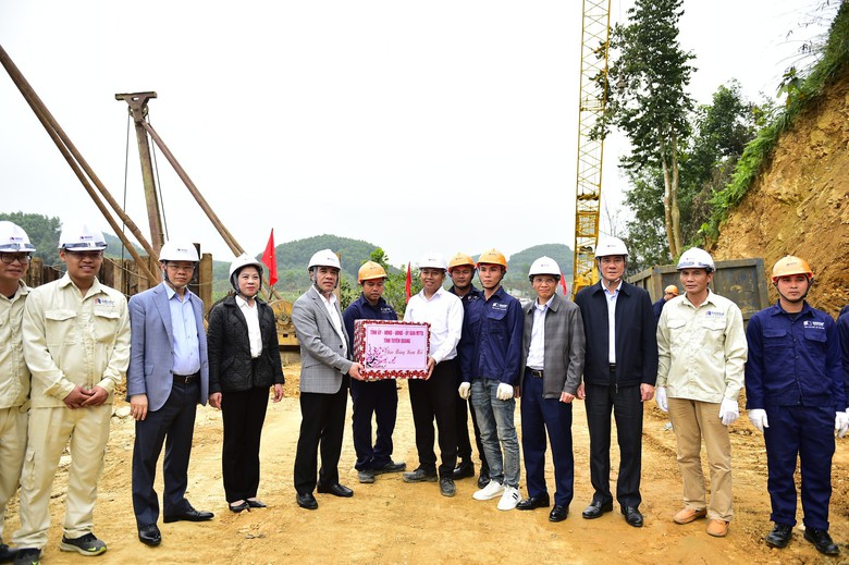 Rộn tiếng m&aacute;y tr&ecirc;n c&ocirc;ng trường cao tốc Tuy&ecirc;n Quang - H&agrave; Giang ngay đầu năm mới- Ảnh 5.