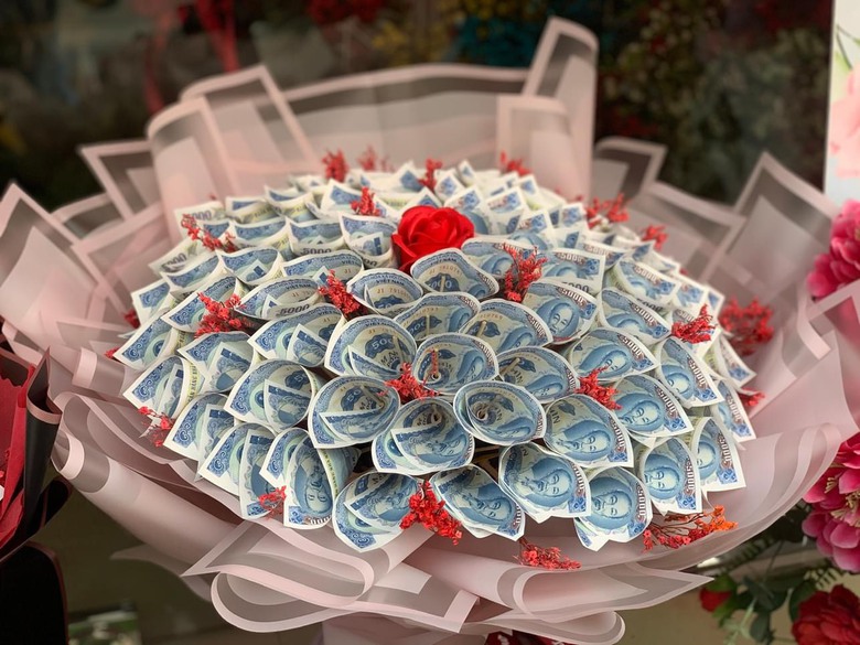 Hoa v&agrave; qu&agrave; lễ t&igrave;nh nh&acirc;n 14/2 chờ người mua- Ảnh 2.