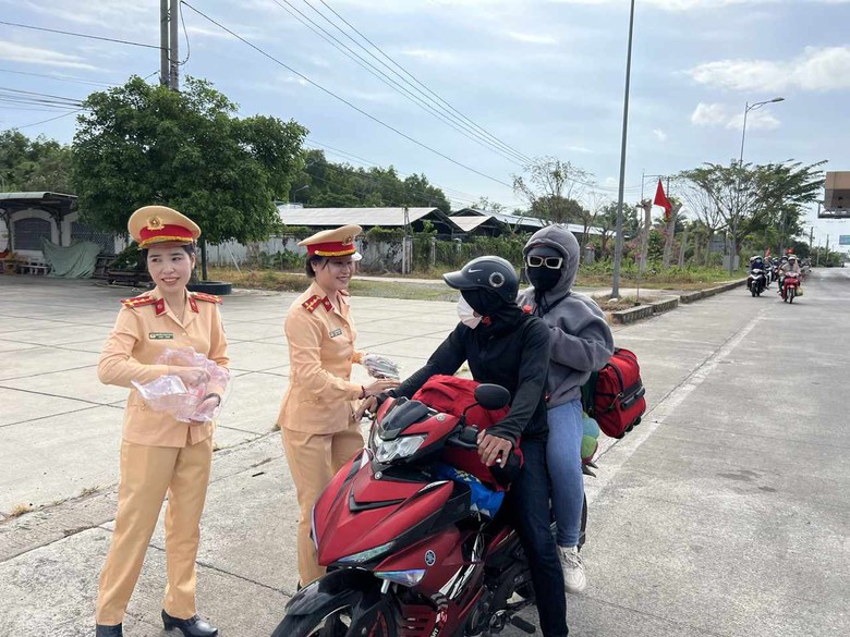 Bóng hồng CSGT đội nắng hỗ trợ người miền Tây trở lại nơi làm việc- Ảnh 2. Bóng hồng CSGT đội nắng hỗ trợ người miền Tây trở lại nơi làm việc- Ảnh 2.