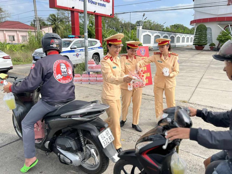 Bóng hồng CSGT đội nắng hỗ trợ người miền Tây trở lại nơi làm việc- Ảnh 9. Bóng hồng CSGT đội nắng hỗ trợ người miền Tây trở lại nơi làm việc- Ảnh 9.