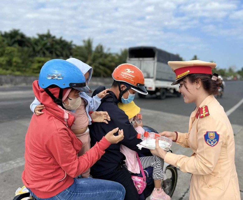 Bóng hồng CSGT đội nắng hỗ trợ người miền Tây trở lại nơi làm việc- Ảnh 1. Bóng hồng CSGT đội nắng hỗ trợ người miền Tây trở lại nơi làm việc- Ảnh 1.