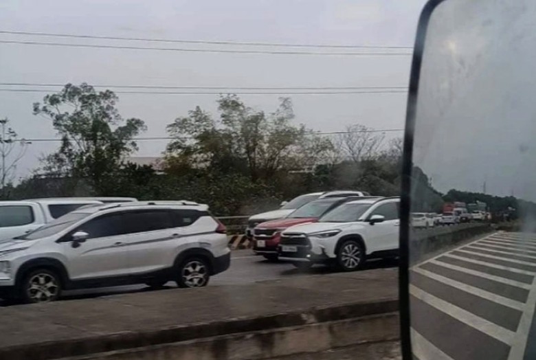 Vụ tai nạn khiến QL1A qua Bắc Ninh &aacute;ch tắc cục bộ.