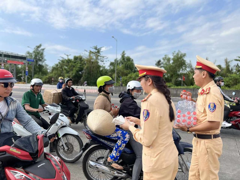 Bóng hồng CSGT đội nắng hỗ trợ người miền Tây trở lại nơi làm việc- Ảnh 5. Bóng hồng CSGT đội nắng hỗ trợ người miền Tây trở lại nơi làm việc- Ảnh 5.