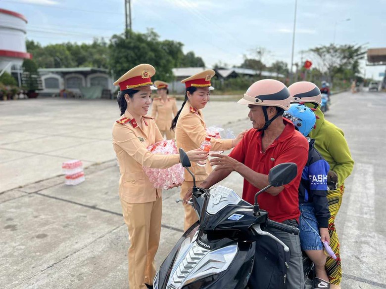 Bóng hồng CSGT đội nắng hỗ trợ người miền Tây trở lại nơi làm việc- Ảnh 6. Bóng hồng CSGT đội nắng hỗ trợ người miền Tây trở lại nơi làm việc- Ảnh 6.