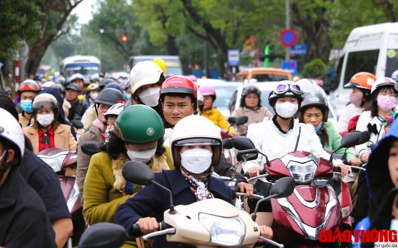 Ngh&igrave;n người du xu&acirc;n, check-in c&ugrave;ng linh vật &ldquo;song long&rdquo; khổng lồ ở Huế- Ảnh 1.