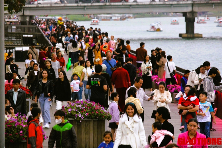 Ngh&igrave;n người du xu&acirc;n, check-in c&ugrave;ng linh vật &ldquo;song long&rdquo; khổng lồ ở Huế- Ảnh 6.