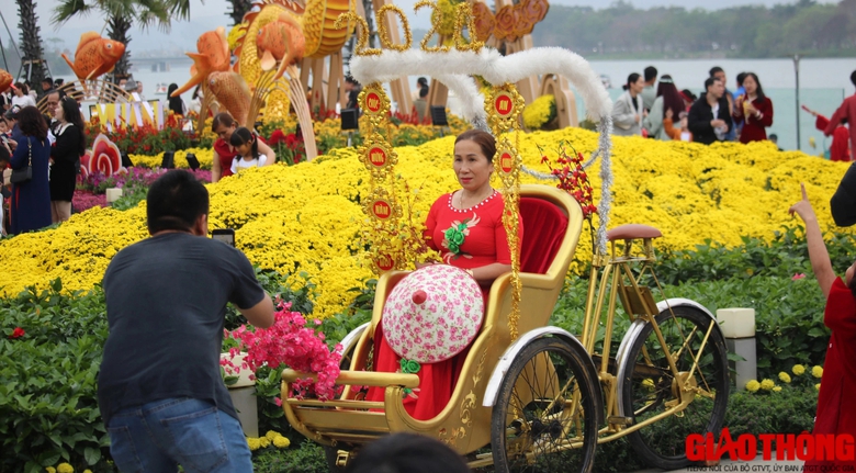 Ngh&igrave;n người du xu&acirc;n, check-in c&ugrave;ng linh vật &ldquo;song long&rdquo; khổng lồ ở Huế- Ảnh 10.