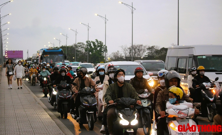 Ngh&igrave;n người du xu&acirc;n, check-in c&ugrave;ng linh vật &ldquo;song long&rdquo; khổng lồ ở Huế- Ảnh 11.