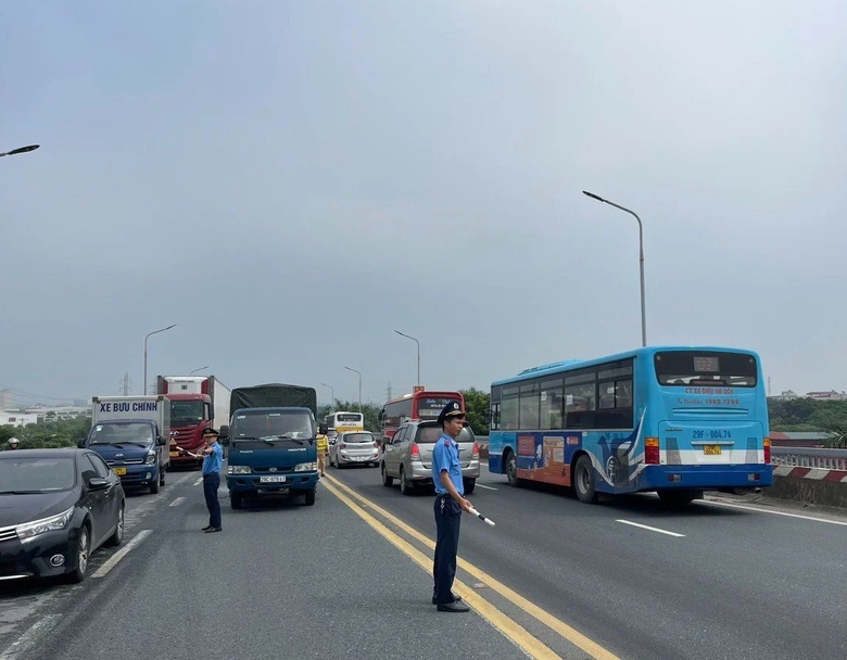 Thanh tra GTVT H&agrave; Nội ứng trực gần 150 vị tr&iacute;, sẵn s&agrave;ng giải tỏa &ugrave;n tắc- Ảnh 1.