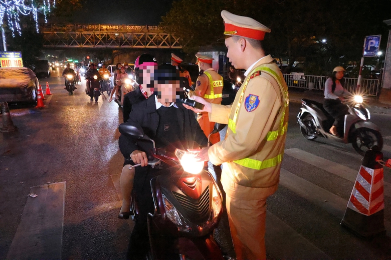 Nhiều t&agrave;i xế bị phạt kịch khung nồng độ cồn trong đ&ecirc;m m&ugrave;ng 4 Tết- Ảnh 1.