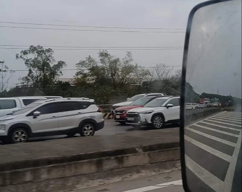 Người đ&agrave;n &ocirc;ng nhặt ve chai bị xe kh&aacute;ch đ&acirc;m tử vong, QL1A qua Bắc Ninh &aacute;ch tắc cục bộ- Ảnh 1.