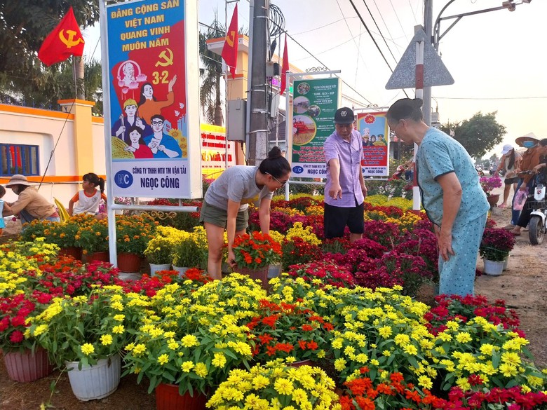 Người d&acirc;n đồng l&ograve;ng hiến đất l&agrave;m đường ở x&atilde; n&ocirc;ng th&ocirc;n mới đầu ti&ecirc;n ở B&igrave;nh Thuận- Ảnh 1.