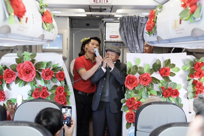Cụ &ocirc;ng U90 tỏ t&igrave;nh ngọt ng&agrave;o với vợ tr&ecirc;n chuyến bay Vietjet ng&agrave;y Valentine- Ảnh 1.