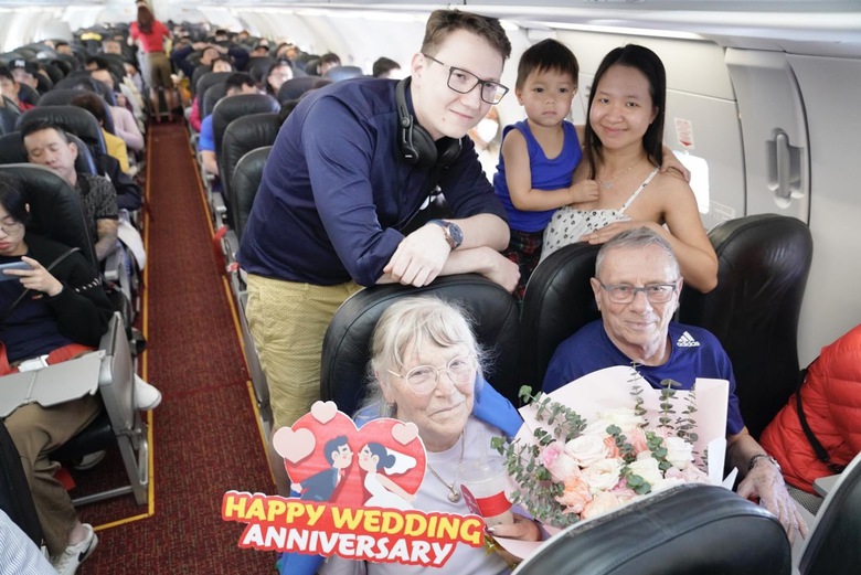 Cụ &ocirc;ng U90 tỏ t&igrave;nh ngọt ng&agrave;o với vợ tr&ecirc;n chuyến bay Vietjet ng&agrave;y Valentine- Ảnh 4.
