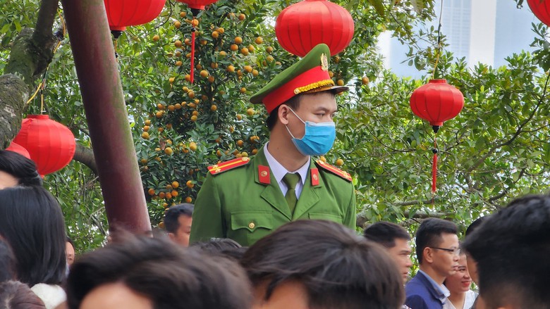 Dòng người nhích từng bước vào phủ Tây Hồ dâng lễ, công an nỗ lực điều tiết- Ảnh 8. Dòng người nhích từng bước vào phủ Tây Hồ dâng lễ, công an nỗ lực điều tiết- Ảnh 8.