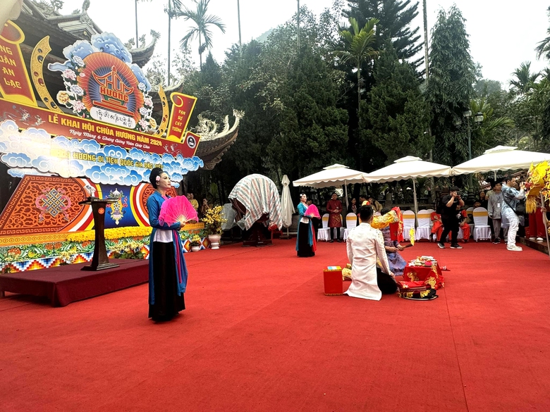 Ch&ugrave;a Hương khai hội, gi&aacute; v&eacute; tăng nhưng kh&ocirc;ng &ugrave;n tắc- Ảnh 10.