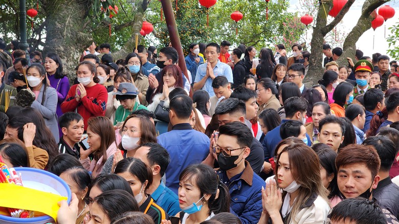 Dòng người nhích từng bước vào phủ Tây Hồ dâng lễ, công an nỗ lực điều tiết- Ảnh 10. Dòng người nhích từng bước vào phủ Tây Hồ dâng lễ, công an nỗ lực điều tiết- Ảnh 10.