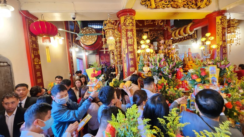 Dòng người nhích từng bước vào phủ Tây Hồ dâng lễ, công an nỗ lực điều tiết- Ảnh 11. Dòng người nhích từng bước vào phủ Tây Hồ dâng lễ, công an nỗ lực điều tiết- Ảnh 11.