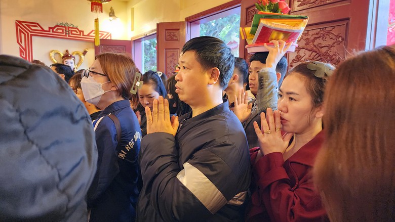 Dòng người nhích từng bước vào phủ Tây Hồ dâng lễ, công an nỗ lực điều tiết- Ảnh 12. Dòng người nhích từng bước vào phủ Tây Hồ dâng lễ, công an nỗ lực điều tiết- Ảnh 12.