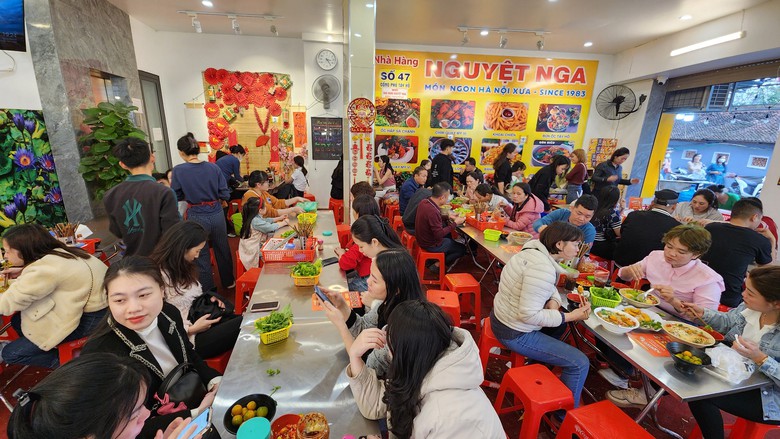 Dòng người nhích từng bước vào phủ Tây Hồ dâng lễ, công an nỗ lực điều tiết- Ảnh 13. Dòng người nhích từng bước vào phủ Tây Hồ dâng lễ, công an nỗ lực điều tiết- Ảnh 13.