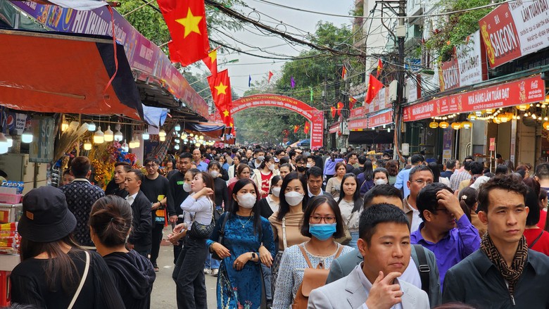 Dòng người nhích từng bước vào phủ Tây Hồ dâng lễ, công an nỗ lực điều tiết- Ảnh 2. Dòng người nhích từng bước vào phủ Tây Hồ dâng lễ, công an nỗ lực điều tiết- Ảnh 2.