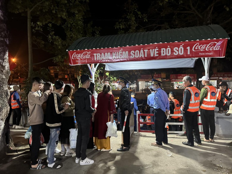 Ch&ugrave;a Hương khai hội, gi&aacute; v&eacute; tăng nhưng kh&ocirc;ng &ugrave;n tắc- Ảnh 3.