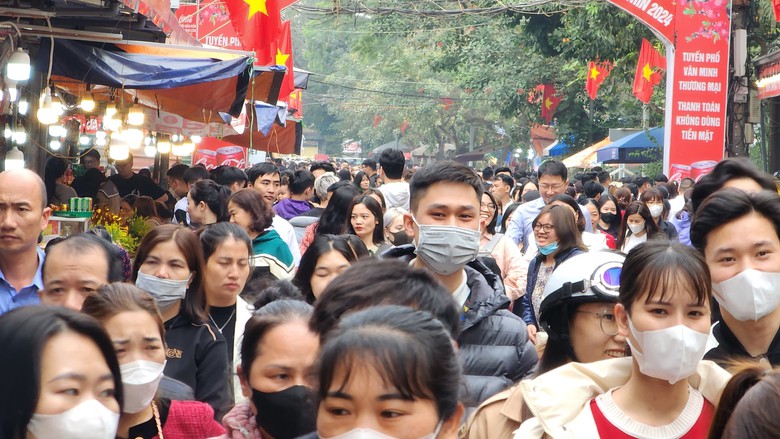 Dòng người nhích từng bước vào phủ Tây Hồ dâng lễ, công an nỗ lực điều tiết- Ảnh 4. Dòng người nhích từng bước vào phủ Tây Hồ dâng lễ, công an nỗ lực điều tiết- Ảnh 4.