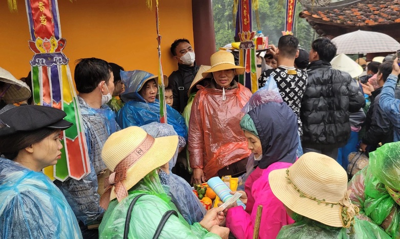 Ch&ugrave;a Hương khai hội, gi&aacute; v&eacute; tăng nhưng kh&ocirc;ng &ugrave;n tắc- Ảnh 4.