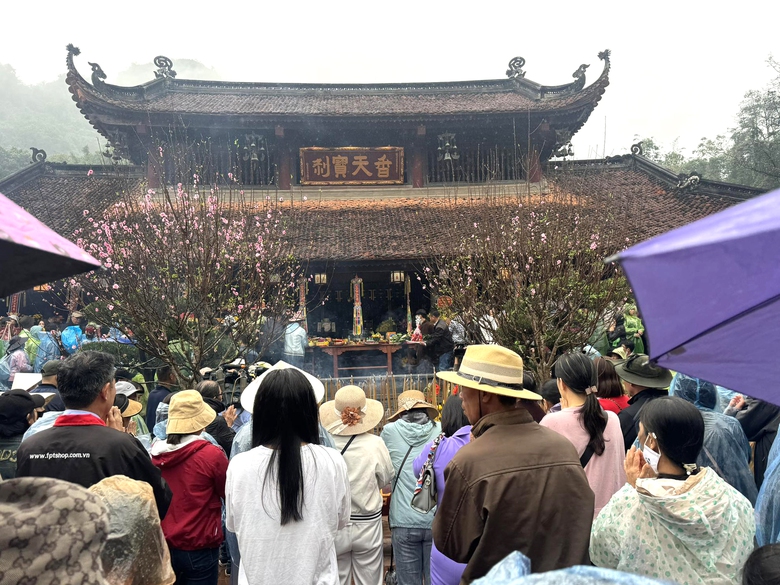 Ch&ugrave;a Hương khai hội, gi&aacute; v&eacute; tăng nhưng kh&ocirc;ng &ugrave;n tắc- Ảnh 9.