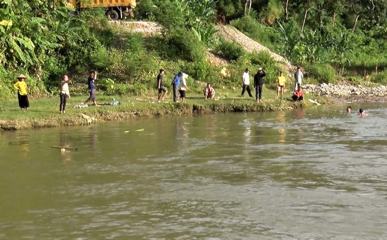 Ra s&ocirc;ng chụp ảnh, hai vợ chồng bị đuối nước thương t&acirc;m- Ảnh 1.