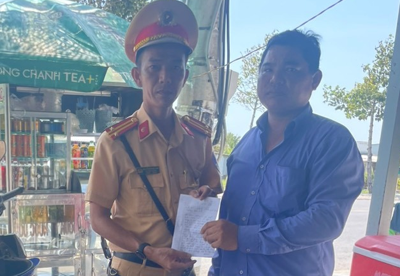 CSGT kịp thời đưa người phụ nữ bị tai biến đi cấp cứu- Ảnh 2.