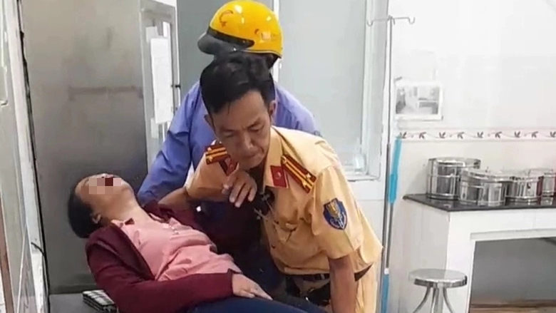 CSGT kịp thời đưa người phụ nữ bị tai biến đi cấp cứu- Ảnh 1.