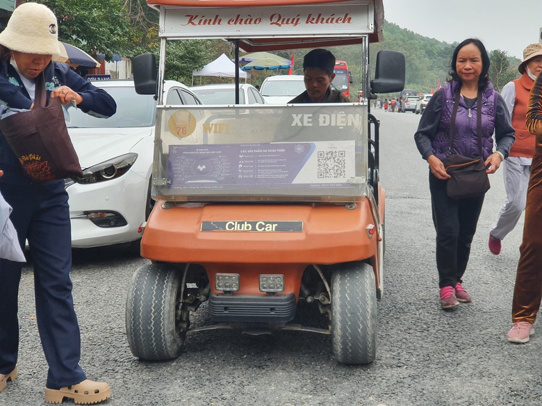 C&ocirc;n Sơn - Kiếp Bạc nườm nượp du kh&aacute;ch trước ng&agrave;y khai hội- Ảnh 12.
