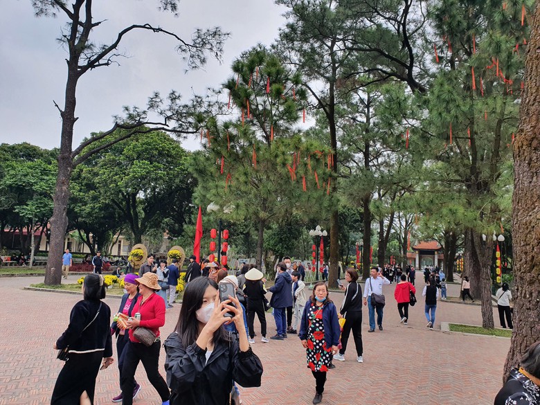 C&ocirc;n Sơn - Kiếp Bạc nườm nượp du kh&aacute;ch trước ng&agrave;y khai hội- Ảnh 9.