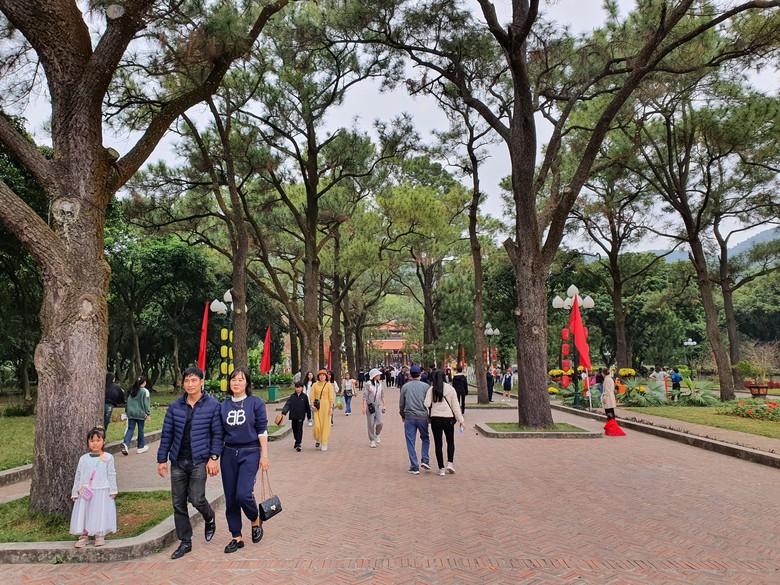 C&ocirc;n Sơn - Kiếp Bạc nườm nượp du kh&aacute;ch trước ng&agrave;y khai hội- Ảnh 1.