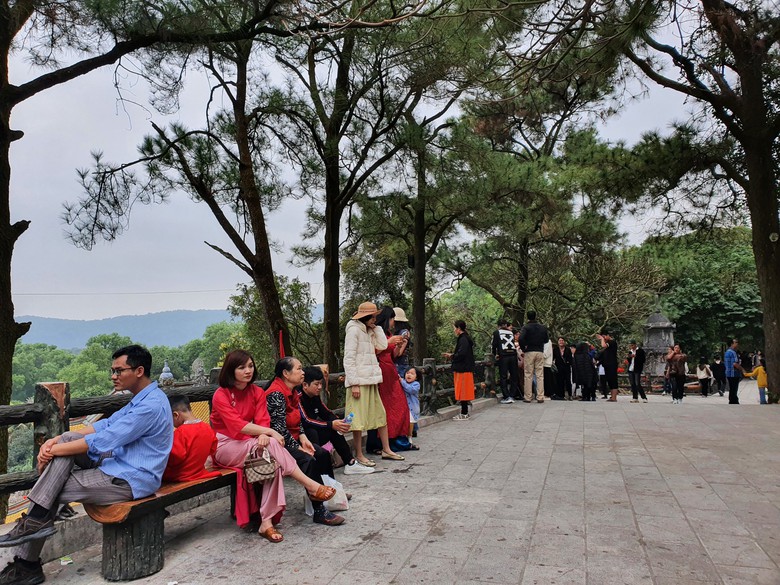 C&ocirc;n Sơn - Kiếp Bạc nườm nượp du kh&aacute;ch trước ng&agrave;y khai hội- Ảnh 7.