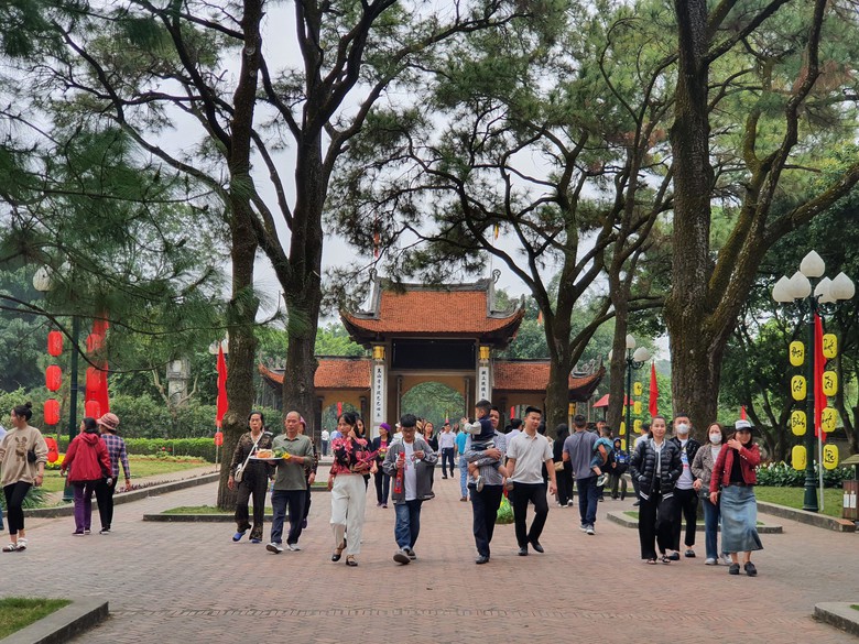 C&ocirc;n Sơn - Kiếp Bạc nườm nượp du kh&aacute;ch trước ng&agrave;y khai hội- Ảnh 2.