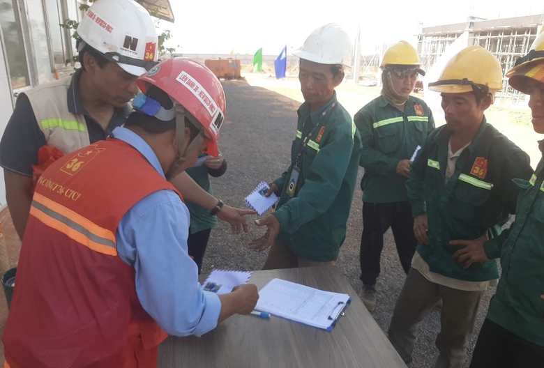 C&ocirc;ng nh&acirc;n l&agrave;m xuy&ecirc;n Tết ở s&acirc;n bay Long Th&agrave;nh được nhận thưởng ngay tại c&ocirc;ng trường- Ảnh 8.