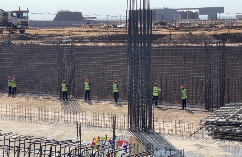 C&ocirc;ng nh&acirc;n l&agrave;m xuy&ecirc;n Tết ở s&acirc;n bay Long Th&agrave;nh được nhận thưởng ngay tại c&ocirc;ng trường- Ảnh 1.
