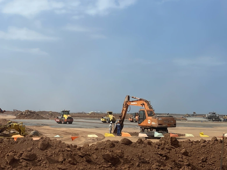C&ocirc;ng nh&acirc;n l&agrave;m xuy&ecirc;n Tết ở s&acirc;n bay Long Th&agrave;nh được nhận thưởng ngay tại c&ocirc;ng trường- Ảnh 4.