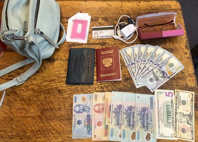 Kh&aacute;ch t&acirc;y mừng rỡ nhận tiền bạc, hộ chiếu bỏ qu&ecirc;n tr&ecirc;n t&agrave;u hỏa- Ảnh 1.