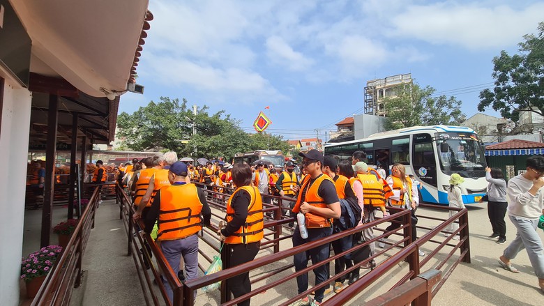 7 ng&agrave;y Tết, Thanh H&oacute;a v&agrave; Ninh B&igrave;nh thu hơn 1.400 tỷ đồng từ du lịch- Ảnh 2.