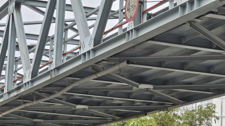 Cận cảnh cầu vượt bộ h&agrave;nh bị 