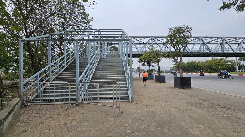 Cận cảnh cầu vượt bộ h&agrave;nh bị 