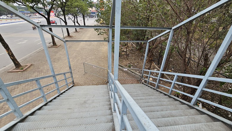 Cận cảnh cầu vượt bộ h&agrave;nh bị 